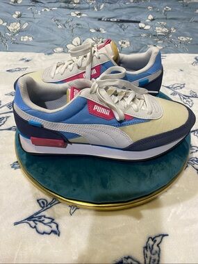 Puma Low-Top Sneakers in Blue, Pink & Cream US 9 EUC
